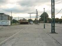 Nur noch die Oberleitungsmasten lassen erkennen, dass es sich hier um das Gleisvorfeld des fr�heren Freiburger Bahnhofs (Wroclaw Swiebodzki) handelt (21.06.2013)