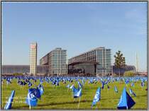 Oben blau, unten blau! Eine etwas andere Kulisse am Berliner Hbf. Auf den Wiesen am Reichstagsufer stehenMahn-F�hnchen: f�r jedes deutsche in Armut lebende Kind eines. Insgesamt ca. 200000!