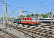 Re 4/4 II 11108, Swiss Express, abgestellt mit einem EWI/II Pendel in Bern. Dieser Zug bedient Mo-Fr den Zug 1483 Bern-Spiez (anschliessend leer zur�ck), am Samstagnachmittag einige Male Bern-Biel und in der Nach Fr/Sa 1x Bern-Olten, 13.07.2013.
