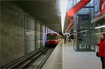 Ziegelstein, Linie U2 (1999) - 

Der Bahnhof liegt in einfacher Tieflage und hat als Besonderheit eine ungewöhnliche Lichtgestaltung: Raumhohe weiße Leuchtdioden an den Wänden und ein rotes Lichtband kündigen die Einfahrt eines Zuges an. Von hier aus fährt die U2 im eingleisigen Tunnel weiter zum Flughafen. 

04.03.2006 (M)