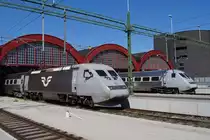 Malm�: Gleich zwei X 2000 der SJ warten am 8. Juli 2013 im alten Bahnhof von Malm� auf ihren n�chsten Einsatz.
Foto: Walter Ruetsch