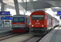 2016 002 mit REX 2523 „Grassalkovich“ Bratislava hl. st./Pre�burg Hbf. – Marchegg – Wien Hbf. f�hrt nach den Zielbahnhof ein. Z�ge der Marchegger Ostbahn sind heute vielleicht einige nach Haupt(regional)bahnhof mit klassischen Reisewagen. Links Tw 5047 037-6 abfahrtbereit als R 2582 Wien Hbf. - Marchegg (Zug halt �berall); 13.07.2013 