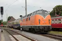 221 135-7 der Bocholter Eisenbahn mit drei Rheingoldwagen, aufgenommen beim Bahnhofsfest in Wesseling am 13.07.2013