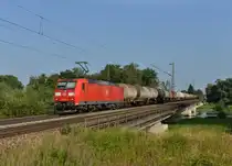 185 042 mit einem Kesselzug am 14.07.2013 auf der Isarbr�cke bei Plattling.