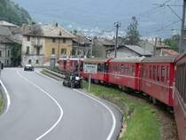 Einfahrt entlang der Berninastrasse in den oberen Stadtteil von Tirano. Laut Schild wird die Geschwindigkeit des Strassenverkehrs elektronisch �berwacht, was die Garabinieri aber nicht von einer weiteren Kontrolle abh�lt.(05.07.2001)