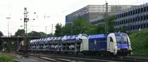 1216 953-0 von der Wiener-Lokalbahnen kommt aus Richtung K�ln,Aachen-Hbf mit einem langen Dacia-Autozug aus Ciumesti(RO) nach Tongeren(B) und f�hrt in Aachen-West ein in der Abendosnne und Wolken am Abend vom 26.6.2013.