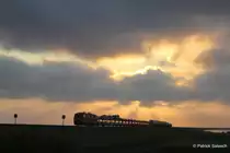 AZ1400 DB Sylt Shuttel Nieb�ll->Westerland im Morgenlicht bei Sonnenaufgang auf dem Hindenburgdamm von der Insel Sylt mit Doppelbespannung 218 am 11/07/13. 