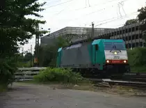 Die Cobra 2812 kommt als Lokzug aus Belgien und f�hrt in Aachen-West ein in der Abendsonne und Wolken am Abend vom 26.6.2013.