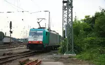 Ein Nachschuss von der Cobra 2812 kommt als Lokzug aus Belgien und f�hrt in Aachen-West ein in der Abendsonne und Wolken am  Abend vom 26.6.2013.