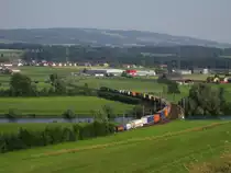 Eine Re 10/10 f�hrt, von Rotkreuz kommend, �ber die Reussbr�cke Oberr�ti. (11.07.13)