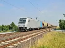 Mit einem langen Getreidetransportwagenzug am Hacken kommt hier die Railpool 185 673-1 an der K 33 Br�cke am Fotografen vorbeigefahren �ber die Kbs 495 bei Allerheiligen in Richtung Neuss. 13.7.2013