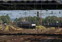 Da die Schleusenw�rter an der Mosel gestreikt hatten konnte der Montanverkehr ins und aus dem Saarland nur �ber die Schiene ab gewickelt werden.

MRCE 189 094 - ES 64 F4 -994, war am Sonntag -14.07.2013 - auf der Saarstrecke unterwegs.

Hier durchf�hrt der Kohleleerzug den Bahnhof Dillingen/Saar in Richtung Trier.

Auf Gleis 1 steht der  Niedtalexpress  nach Niedaltdorf, 628 478 hatte Sonntagsdienst.

KBS 685 - Bahnstrecke 3230 Saarbr�cken - Karthaus