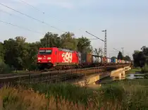 Die 185 399 mit einem Containerzug am 13.07.2013 bei der �berfahrt �ber die Isar bei Plattling.
