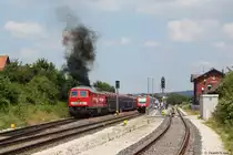 Nach einer Zugkreuzung mit einem 612 verl�sst 232 384 mit einer m�chtigen Rauchwolke den Bahnhof Vilseck. 07.07.2013.