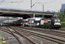 Die MRCE 182 530-6 / ES 64 U2 - 030 zieht den bunten HKX von K�ln nach Hamburg durch D�sseldorf Flughafen am 29.06.2013