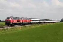 Die 218 402-6 und 218 400-0 brummen mit dem EC von M�nchen nach Z�rich vor der Einfahrt in Buchloe am 07.07.2013