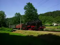 58 311 hat soeben unterhalb der Falkensteinfelsen die Albbr�cke �berquert und wird in K�rze mit ihrem Pendelzug das Bahnhofsfest Bad Herrenalb erreichen. Sie kehrt am 14.07.2013 gerade aus Marxzell zur�ck.