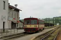810 222-0 mit Os 24809 Okř��ky-Znojmo auf Bahnhof Okř��ky am 24-5-2013.