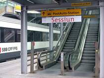 Neue Schilder im Bahnhof Chur. W�hrend des Umbaus des Bundeshauses in Bern tagen die eidgen�ssischen R�te w�hrend der dreiw�chigen Herbstsession im Grand Hotel Waldhaus in Flims. Wegen der romanischen Sprache wurde die Wegweisung vom Bahnsteig zu den Postbussen mit Sessiun beschriftet. Es bleibt zu hoffen, dass die Parlamentarier/innen, die f�r die Anreise den �ffentlichen Verkehr ben�tzen, somit den Weg problemlos finden.
Chur 27.09.2006