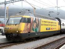 Re 460 042-5 mit einer Ganzreklame f�r den schnellen Geldtransfer mit Western Union, der an vielen SBB-Bahnh�fen in die ganze Welt get�tigt werden kann. Nebliges Chur am 27.09.2006