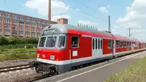 Ein ganz besonderer Steuerwagen der Bauart Bnrdzf 463.0. Die meisten anderen Stwg dieser Bauart haben keine Gep�ckt�ren (mehr). Kornwestheim, 13. Juli 2013