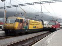 Re 460 042-5 Western Union und Re 460 090-4 Wallis Excellence, mit Zug ins Wallis, die f�r den neuen L�tschbergtunnel wirbt.
Chur 27.09.2006 