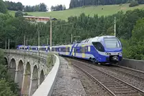 Am 15.07.2013 wurden auf der Semmeringstrecke Me�fahrten mit einem E-Triebwagen Flirt 3 durchgef�hrt. Mein Bild zeigt genannten Zug auf dem 142 Meter langen Wagnergraben-Viadukt.