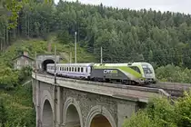 1116 141 mit EC103 (Warschau - Villach) auf dem H�llgraben-Viadukt am 15.07.2013.