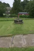 Dies ist wohl die k�rzeste Feldbahn der Insel R�gen, nur 2 Loren k�nnen per Muskelkraft ins Wasser geschoben werden und dienen somit als Slippanlage.
Der Bewuchs zeugt von der schon l�ngeren Nichtnutzung. Moritzdorf, Insel R�gen .
01.07.2013 11:04 Uhr