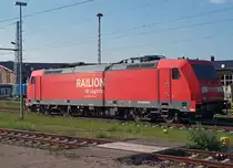 Die 185 263 der Railion hat am Abend des 27.05.2013 ihr Tagwerk geschafft und macht es sich vor dem ehemaligen Lokschuppen in Wismar gem�tlich. Meist sind noch ein paar 155er daneben, aber an diesem Tag hat die Maschine die Sonne f�r sich allein.