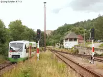 VT 336 der Erfurter Bahn f�hrt am 4.7.13 als  Saale-Elster-Bahn  nach Zeulenroda in den Bahnhof Loitsch-Hohenleuben ein. Rechts das immer noch besetzte Fahrdienstleiter-Stellwerk.

