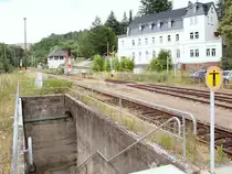 Der Bahnhof Loitsch-Hohenleuben bietet extreme Gegens�tze: 2 km von Hohenleuben entfernt einsam im Triebestal gelegen besitzt er umfangreiche Gleisanlagen und eine Bahnsteigunterf�hrung. Das gro�e Hotel steht leer...