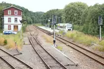 So sieht der Fahrdienstleiter in Loitsch-Hohenleuben die am Bahnsteig wartende Regionalbahn nach Zeulenroda. (Blick nach S�den am 4.7.13)