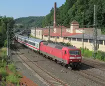 120 104-5 zieht am 13. Juli 2013 den IC 2208 durch Kronach.