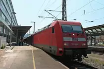 Am 12.07.2013 musste der EC 8 eine 2 St�ndige Pause in Freiburg (Brsg) Hbf machen. Grund daf�r war eine Falke, der noch vor Freiburg einen Kurzschluss in der 101 119-6 verursachte. Deswegen fuhr die Lok dann noch mit aller letzter Kraft in den Hauptbahnhof, um nicht mitten auf der Strecke stehen und stecken bleibt. Nach ca. 1h 30min. kam dann 101 098-2 aus Karlsruhe, um den Eurocity weiter nach Hamburg-Altona zuziehen. Hier wird gerade die 098 an die defekt angekuppelt, um dann mit ca. zwei Stunden versp�tung abzufahren.