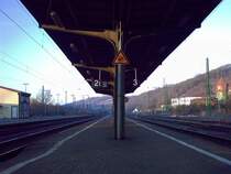 Blick aus der Unterf�hrung auf Bahnsteig 2 und 3 im Bahnhof Gro�heringen in Richtung Bad Sulza, aufgenommen am 03.02.2005 um 8:15 Uhr.