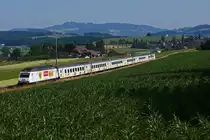 BLS: Re 465 004 mit dem Kambly-Zug auf der Fahrt nach Luzern. Die Aufnahme ist am 13. Juli 2013 zwischen Bern und Konolfingen entstanden. In Trubschachen besteht sogar die M�glichkeit, die feinen Kamblibisquits im Fabrikladen zu degustieren und kaufen.
Foto: Walter Ruetsch  