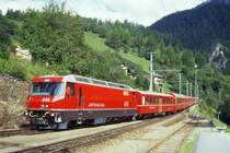 RhB Schnellzug 560 von St.Moritz nach Chur am 03.09.1996 Einfahrt Filisur mit E-Lok Ge 4/4 III 646 - B 2321 - A 1283 - A 1237 - B 2393 - B 2446 - B 2354 - D 4221 - Z 13091 - Sklv 8411. Hinweis: Lok noch ohne Werbung. hinter der Lok ist ein Mitteleinstiegs-Verst�rkungswagen Baujahr 1948 im Schnellzug eingereiht, gescanntes Dia.
