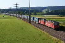 CROSSRAIL: Langer Container-/Wechselbeh�lterzug von LKW-WALTER auf der Fahrt in den S�den mit Doppeltraktion Re 436 bei Allmendingen am 15. Juli 2013. An der Spitze des Zuges ist die Re 436 115 0 eingereiht.
Foto: Walter Ruetsch 