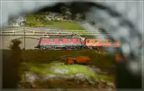 Ein Blick unter dem Br�ckenbogen duch: W�hrend der Eurofima SBB RIC Erstklasswagen die Baugr�sse sofort verr�t, muss man bei der SBB Re 4/4 II schon genauer hinschauen. Es ist erfreulich, dass M�rklin seine  mini-club  wieder besser pflegt.
12. Juli 2013