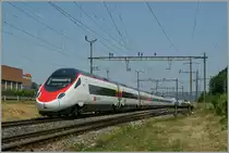 Kurz nach der Haltestelle Lonay-Preveranges ist ein SBB ETR 610 als EC 39  unterwegs nach Milano.
15. Juli 2013