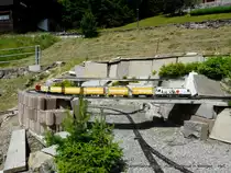 Gartenanlage Hotel Bellevue in Wengen - LGB / RhB  Ge 4/4 649 mit G�terzug unterwegs am 13.07.2013