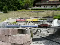 Gartenanlage Hotel Bellevue in Wengen - LGB / KISS - RhB  Ge 6/6 412 mit Personenwagen und Ge 6/6 704 mit G�terzug unterwegs am 13.07.2013