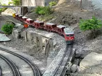 Gartenanlage Hotel Bellevue in Wengen - KISS  RhB  Ge 6/6 703 mit G�terzug unterwegs am 13.07.2013