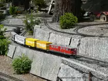 Gartenanlage Hotel Bellevue in Wengen - KISS  RhB  Ge 6/6 704 mit G�terzug unterwegs am 13.07.2013