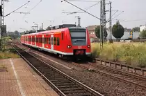 Am Sonntagmittag 14.7.2013 f�hrt der 425 582-4 in den Rheydter Hbf als RB33 nach Duisburg ein.