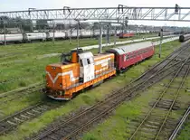 Im Bahnhof Timisoara Nord rangiert am 12.5.2010 die modernisierte 82-0547-8 einen 
Schnellzugwagen.