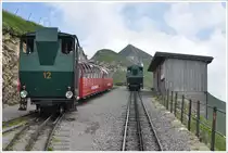 Lok 12 und 14 haben mit ihren Z�gen die Station auf dem Brienzer Rothorn erreicht. (15.07.2013)