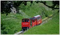 Auch zwei Diesel waren an diesem Tag unterwegs. Nummer 10 kommt hier von Oberstaffel nach Planalp herunter. (15.07.2013)