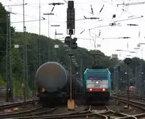 Die Cobra 2831 f�hrt mit einem langen Containerzug aus Gallarate(I) nach Antwerpen-Oorderen(B) bei der Abfahrt aus Aachen-West und f�hrt in Richtung Montzen/Belgien bei Sonne und Wolken am 29.6.2013.